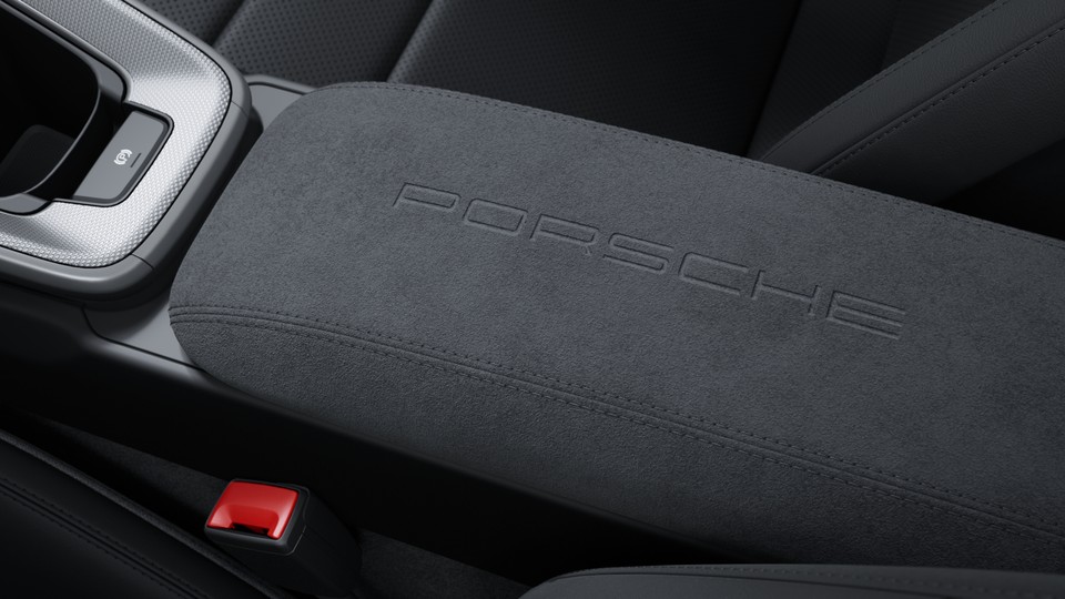 Race-Tex 面料储物箱盖上的 “PORSCHE” 标志