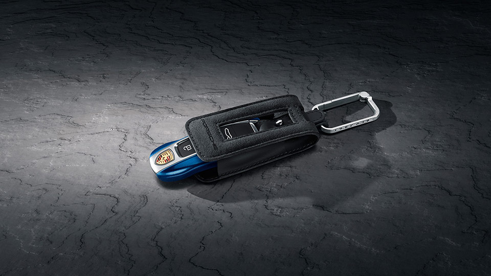 涂漆车钥匙和 Race-Tex 钥匙袋，带彩色装饰缝线