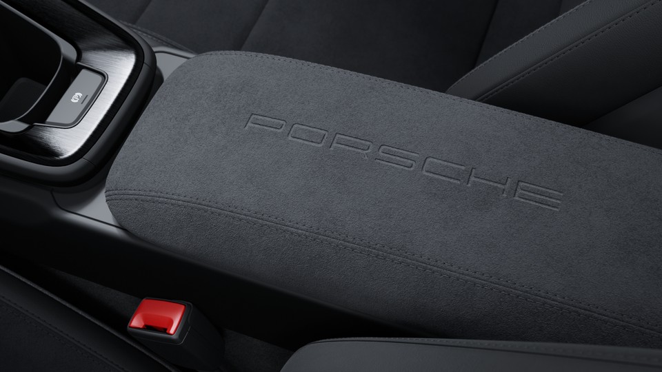 Race-Tex 面料储物箱盖上的 “PORSCHE” 标志