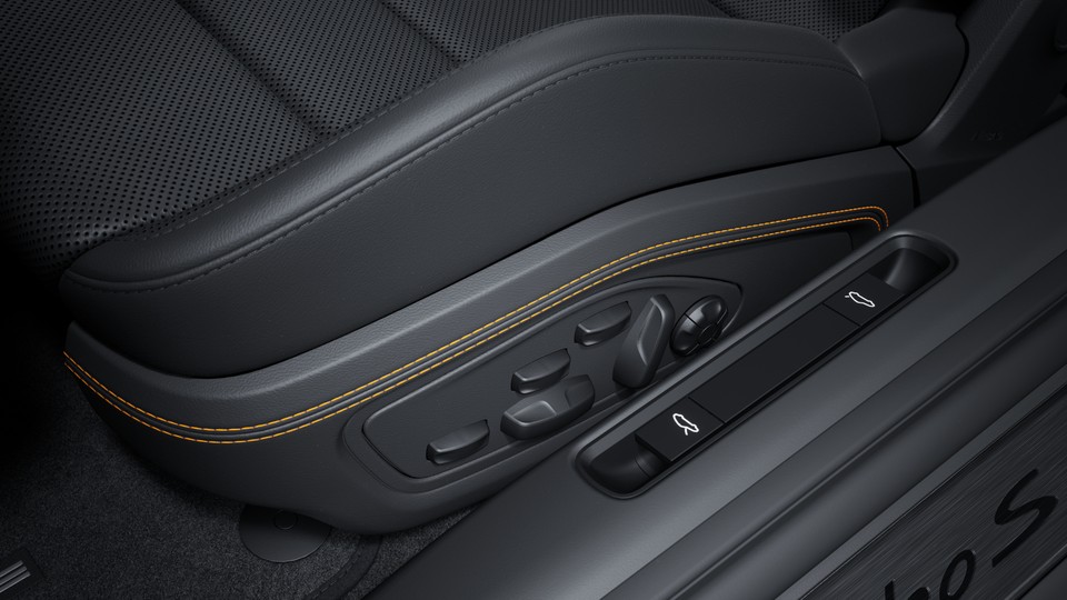 Seat consoles leather with coloured decorative stitching