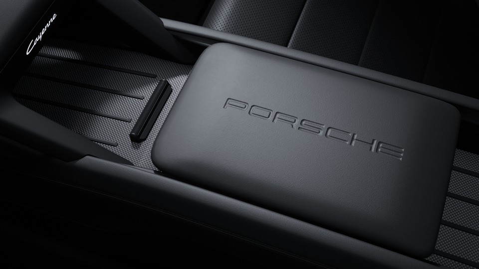 前排中控台扶手上的 “PORSCHE” 标志压花