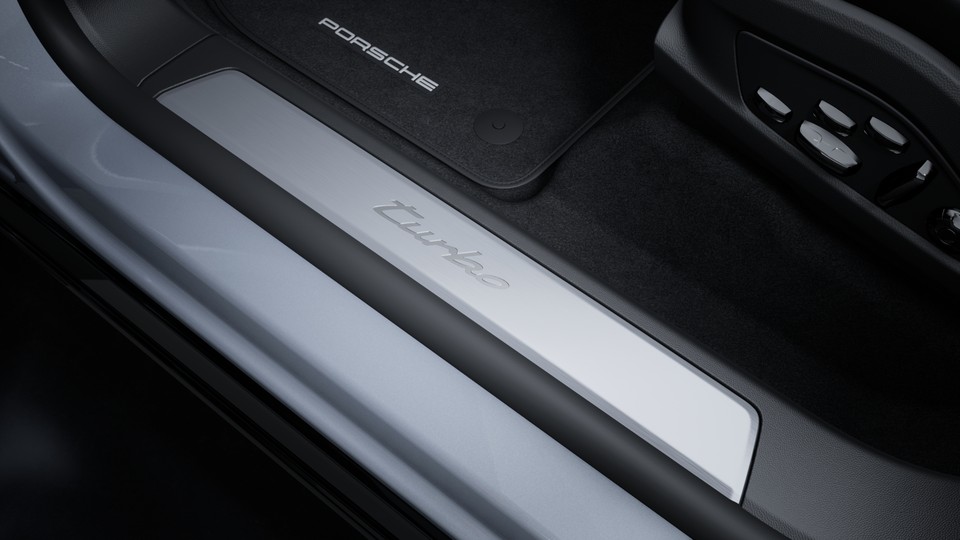 Door sill guards front and rear in aluminium with model logo