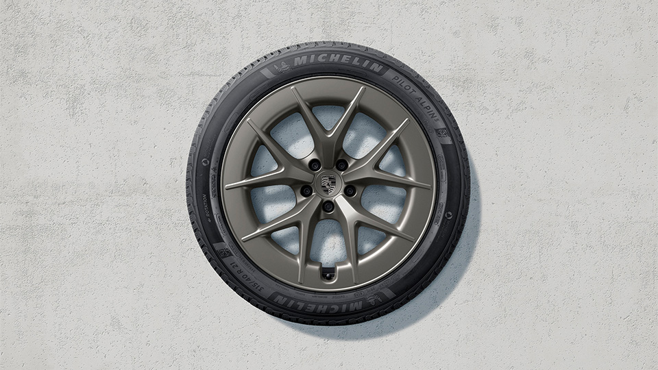 21-inch RS Spyder Design winter wheel-and-tyre set painted in turbonite